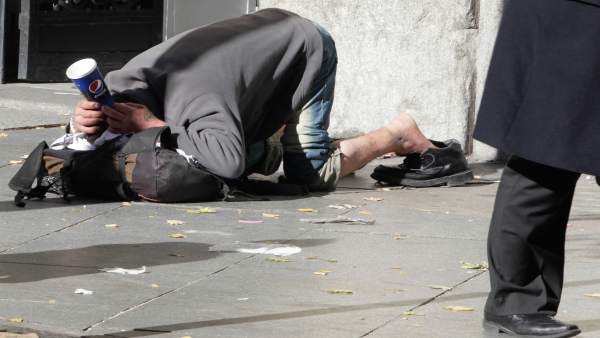 Pobreza, pobre, indigente, mendigo, sin techo, persona pidiendo en la calle Pobreza, pobre, indigente, mendigo, sin techo, persona pidiendo en la calle