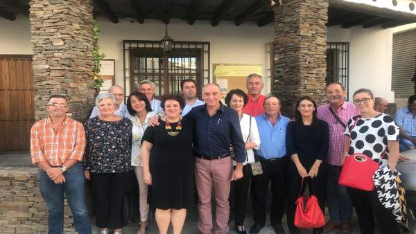 La secretaria provincial del PSOE, Teresa Jiménez, con el exalcalde de Nevada La secretaria provincial del PSOE, Teresa Jiménez, con el exalcalde de Nevada
