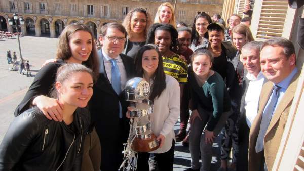 El Equipo De Perfumerías Avenida Con La Copa. El Equipo De Perfumerías Avenida Con La Copa.