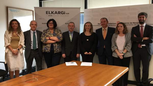 Representantes de SODENA y ELKARGI en la firma del convenio. Representantes de SODENA y ELKARGI en la firma del convenio.