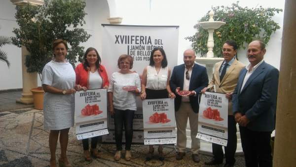 Carrillo (segunda por izda.) y Vioque (cuarta por dcha.) en la presentación Carrillo (segunda por izda.) y Vioque (cuarta por dcha.) en la presentación