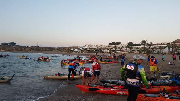Los participantes han salido a pescar en kayak a primera hora de la mañana. Los participantes han salido a pescar en kayak a primera hora de la mañana.