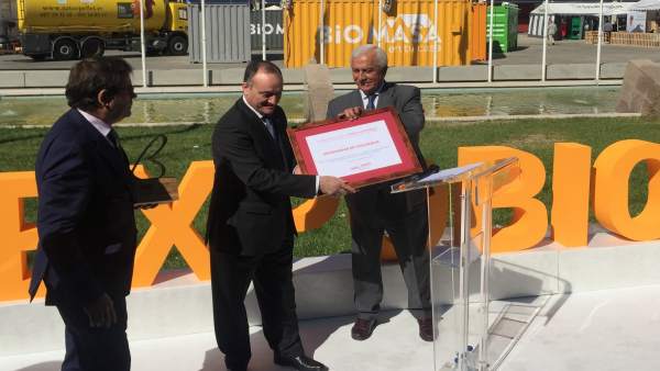Daniel Miguel San José recibe el premio en Expobiomasa Daniel Miguel San José recibe el premio en Expobiomasa