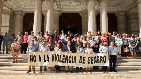 Concentración en repulsa por el crimen machista en Cartagena Concentración en repulsa por el crimen machista en Cartagena