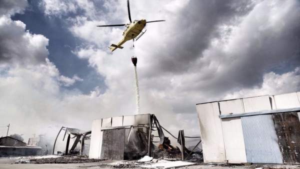 El helicóptero del Consorcio descarga sobre la fábrica El helicóptero del Consorcio descarga sobre la fábrica