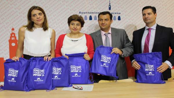 Representantes del Ayuntamiento y La Caixa presentan los kits escolares Representantes del Ayuntamiento y La Caixa presentan los kits escolares