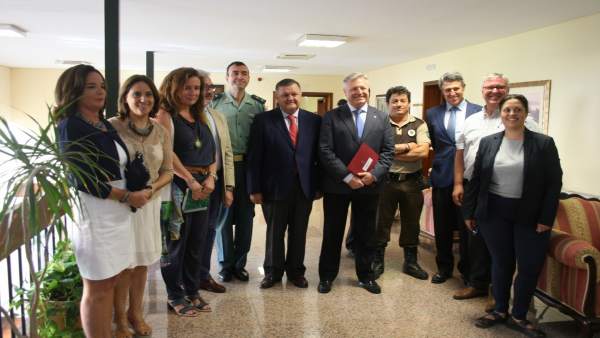 Autoridades durante la reunión mantenida Autoridades durante la reunión mantenida