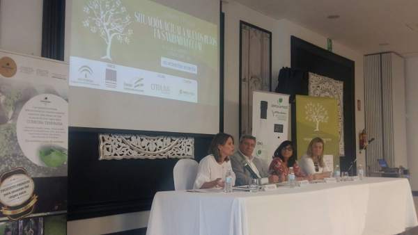 Cobo (i) interviene en la jornada sobre sobre sanidad vegetal. Cobo (i) interviene en la jornada sobre sobre sanidad vegetal.