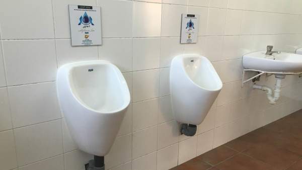 Dos de los urinarios ecológicos instalados Dos de los urinarios ecológicos instalados