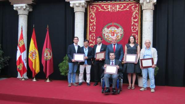 Carnero posa junto a los premiados Carnero posa junto a los premiados