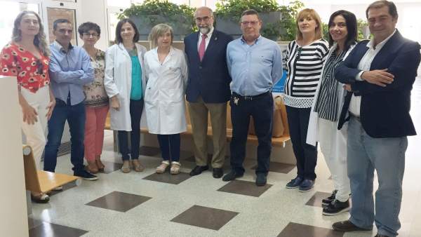 El consejero de Salud, Fernando Domínguez, con el personal del consultorio El consejero de Salud, Fernando Domínguez, con el personal del consultorio