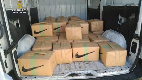 Dos detenidos e interceptada una furgoneta con 1.671 kilos de hachís Dos detenidos e interceptada una furgoneta con 1.671 kilos de hachís