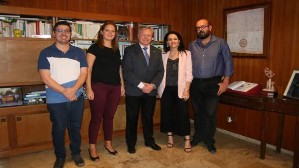 Primo Jurado (centro) recibe a la nueva junta directiva de Fepamic Primo Jurado (centro) recibe a la nueva junta directiva de Fepamic
