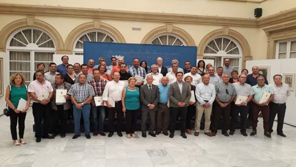 Representantes de municipios que han recibido este miércoles sus subvenciones. Representantes de municipios que han recibido este miércoles sus subvenciones.