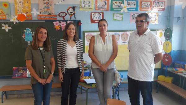 La delegada de Educación visita el CEIP Santa Isabel La delegada de Educación visita el CEIP Santa Isabel