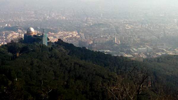 Vista de Barcelona des de l’Observatori Fabra, al Tibidabo, un dia amb alts nivells de contaminació. Vista de Barcelona des de l’Observatori Fabra, al Tibidabo, un dia amb alts nivells de contaminació.