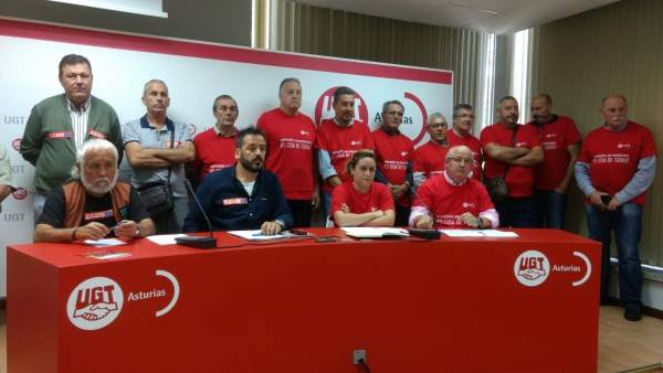 Los 14 jubilados con dirigentes de CCOO y UGT. Los 14 jubilados con dirigentes de CCOO y UGT.