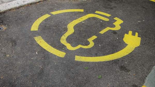 Estacionamiento con recarga para coche eléctrico Estacionamiento con recarga para coche eléctrico