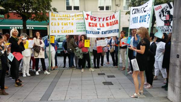 Auxiliares de Enfermería se concentran frente al Gobierno Auxiliares de Enfermería se concentran frente al Gobierno