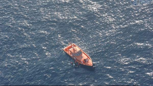 Rescate de una de las pateras por Salvamento Marítimo Rescate de una de las pateras por Salvamento Marítimo
