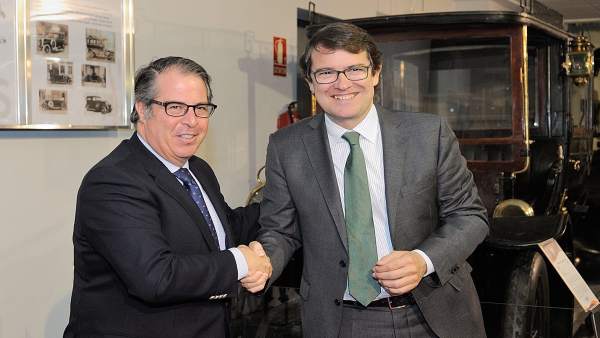 Serrano y Mañueco tras la firma del acuerdo Serrano y Mañueco tras la firma del acuerdo