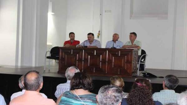 Zurera (segundo por la izda.) en la constitución de la comunidad de regantes Zurera (segundo por la izda.) en la constitución de la comunidad de regantes