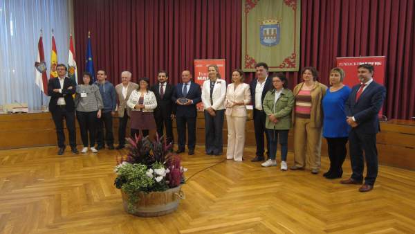 Doña Elena, con Gamarra y los demás participantes en la entrega Doña Elena, con Gamarra y los demás participantes en la entrega