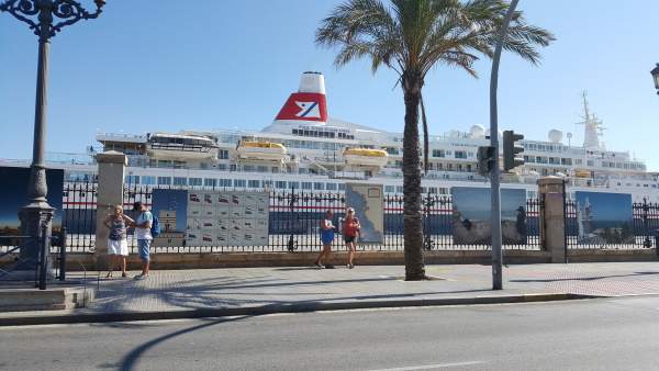 Crucero en el muelle de Cádiz Crucero en el muelle de Cádiz