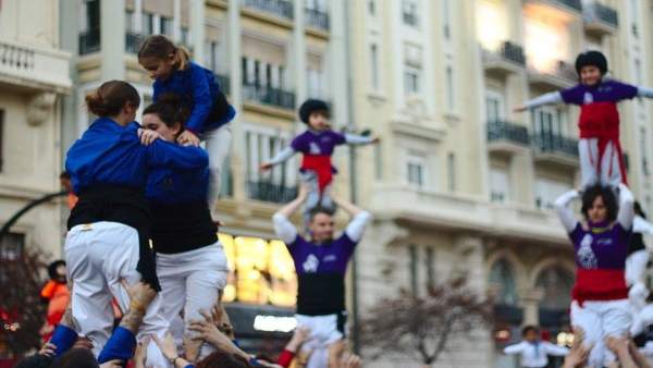 Miembros de la Muixeranga d'Alacant haciendo las torres Miembros de la Muixeranga d'Alacant haciendo las torres