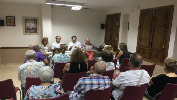 Bellido (al fondo, segundo por la dcha.), en el encuentro con ciudadores Bellido (al fondo, segundo por la dcha.), en el encuentro con ciudadores