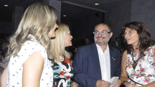 El secretario general del PSOE-Aragón, Javier Lambán, con varias dirigentes. El secretario general del PSOE-Aragón, Javier Lambán, con varias dirigentes.