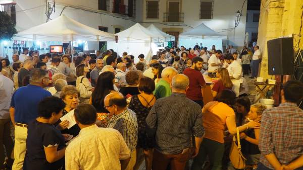 Visitantes en la IX edición de la Feria Artesanal 'Ars Olea' Visitantes en la IX edición de la Feria Artesanal 'Ars Olea'