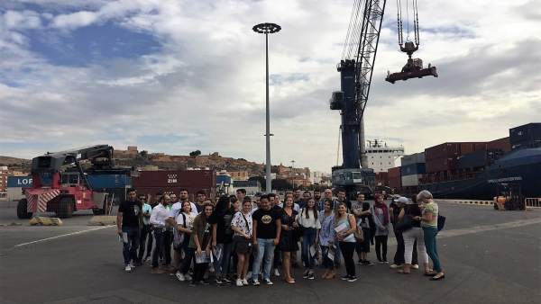 Estudiantes del IES Fuente Nueva en el Puerto de Almería Estudiantes del IES Fuente Nueva en el Puerto de Almería