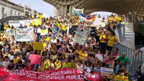 Manifestación de las AMPA de Escuela de Calor Manifestación de las AMPA de Escuela de Calor