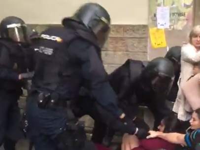 Antidisturbios durante el referéndum del 1-O.
