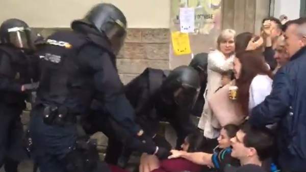 Antidisturbios durante el referéndum del 1-O. Antidisturbios durante el referéndum del 1-O.