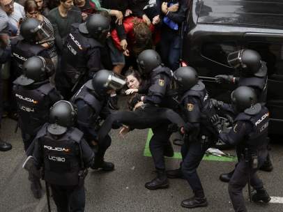 Agentes antidisturbios de la Policía Nacional