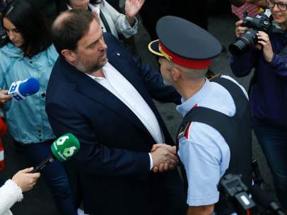Junqueras dando la mano a un mosso