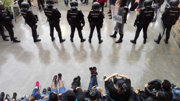 Presencia Policial En La Escuela Ramon Llull De Barcelona Presencia Policial En La Escuela Ramon Llull De Barcelona