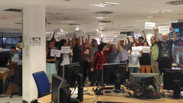 Los trabajadores de TVE protestan por la cobertura del referéndum Los trabajadores de TVE protestan por la cobertura del referéndum