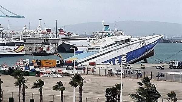 Buque hundiéndose en el puerto de Algeciras Buque hundiéndose en el puerto de Algeciras