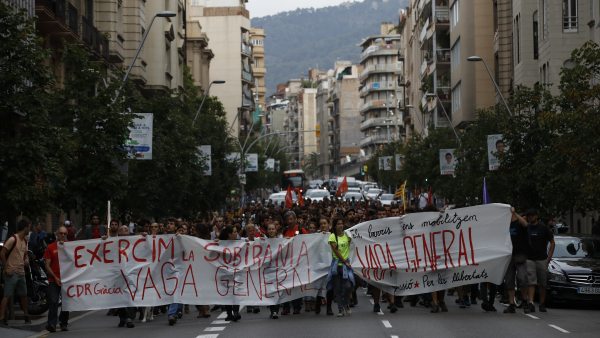Miembros de Arran, organización juvenil vinculada a la CUP, recorriendo las calles de Barcelona con motivo de la huelga general convocada en octubre de 2017 en Cataluña. Miembros de Arran, organización juvenil vinculada a la CUP, recorriendo las calles de Barcelona con motivo de la huelga general convocada en octubre de 2017 en Cataluña.