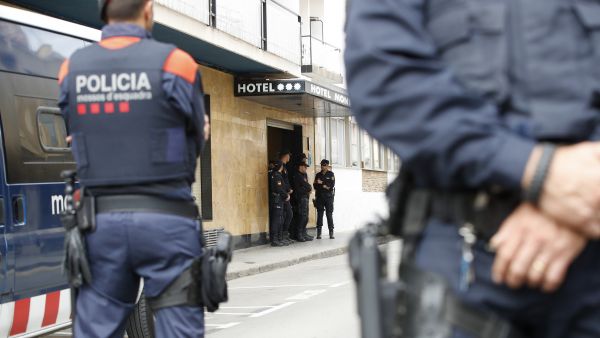 Policías custodiando a policías Policías custodiando a policías
