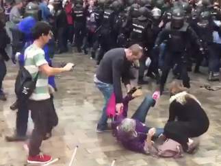 Decenas de heridos durante las cargas policiales del 1-O.