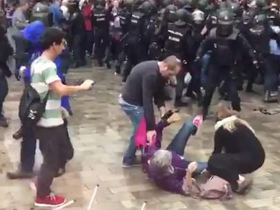 Decenas de heridos durante las cargas policiales del 1-O.
