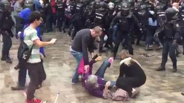 Decenas de heridos durante las cargas policiales del 1-O. Decenas de heridos durante las cargas policiales del 1-O.