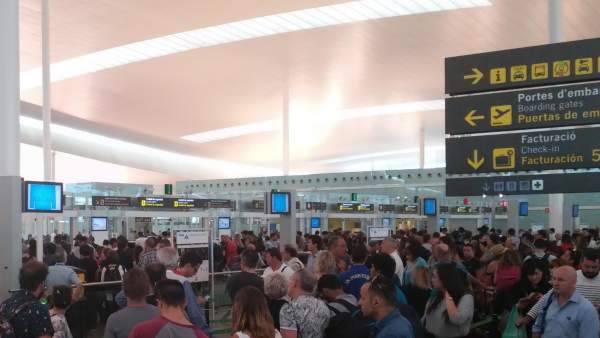 Control de pasajeros en el Aeropuerto de El Prat de Barcelona. Control de pasajeros en el Aeropuerto de El Prat de Barcelona.
