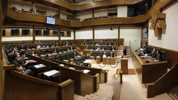 Pleno ordinario en el Parlamento de Vitoria Pleno ordinario en el Parlamento de Vitoria