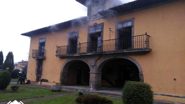 Imagen del incendio en el Palacio de Lieres. Imagen del incendio en el Palacio de Lieres.