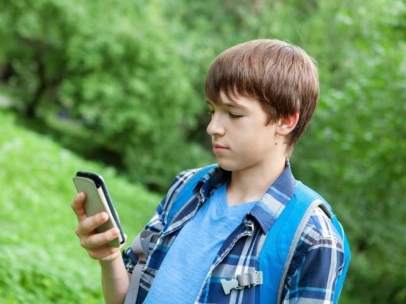 Niño utilizando un teléfono móvil